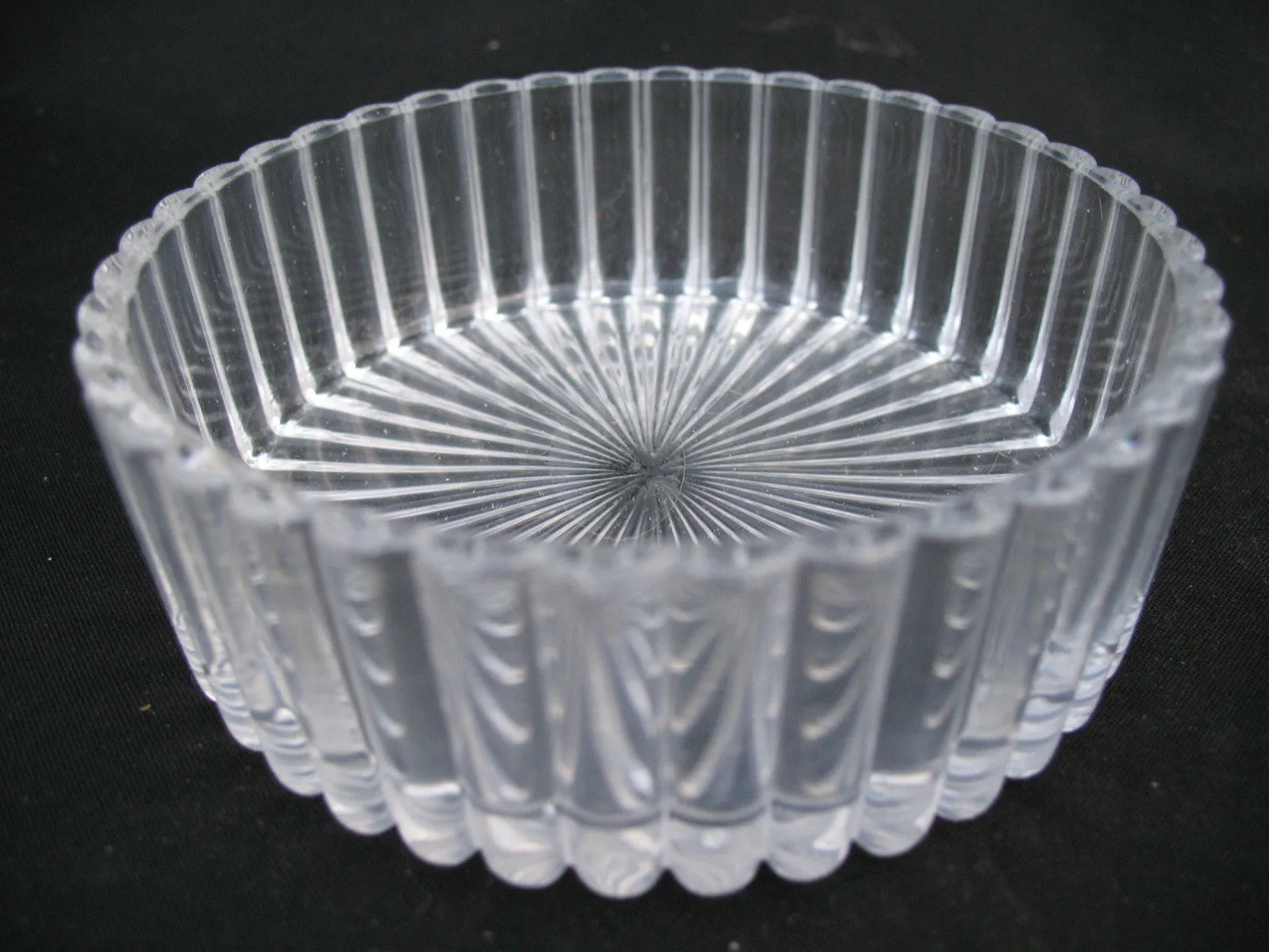 NEW NIB AVON GOEBEL HUMMEL FROSTED GIRL LEAD CRYSTAL GLASS Figurine Trinket BOX Collectible Collectibles