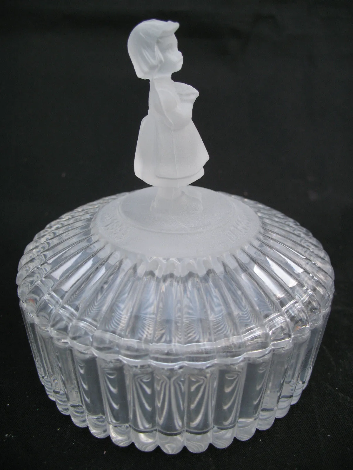 NEW NIB AVON GOEBEL HUMMEL FROSTED GIRL LEAD CRYSTAL GLASS Figurine Trinket BOX Collectible Collectibles