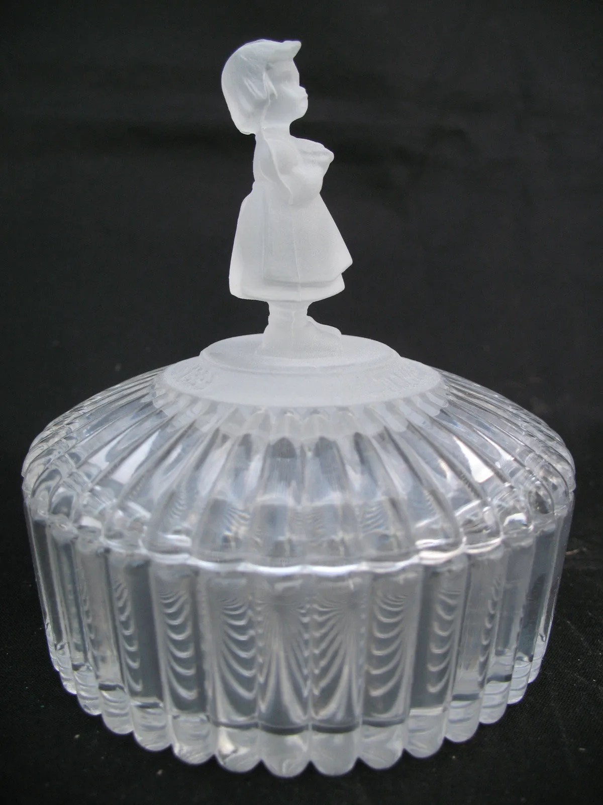 NEW NIB AVON GOEBEL HUMMEL FROSTED GIRL LEAD CRYSTAL GLASS Figurine Trinket BOX Collectible Collectibles